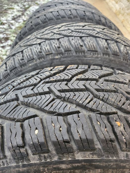 Vând  2 cauciucuri 215 55 r16 iarna aproape noi