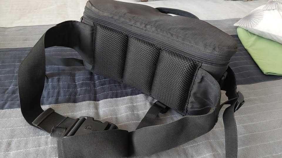 Borseta/geanta LOWEPRO pt camera foto si obiective