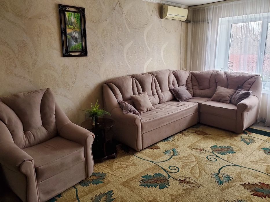 Продам угловой диван и кресло