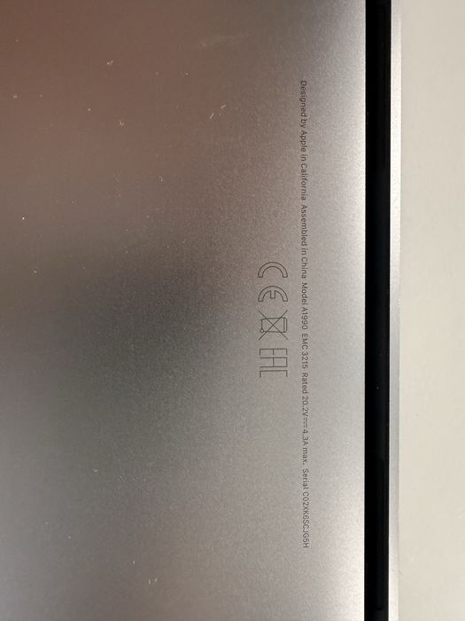 MacBook Pro 15-inch A1990 – aproape nou, folosit doar 100 ore, cu încărcător