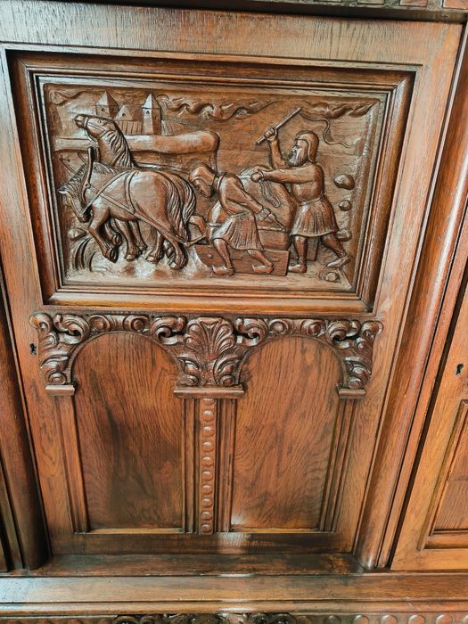 Разкошен дъбов шкаф с дърворезба