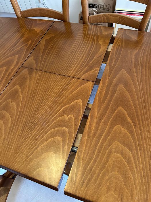 Разтегателна маса и 6 стола от масивно дърво в супер състояние