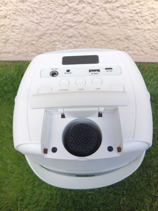 Караоке система с безжичен микрофон Lenco BTC-060WH – НОВА!