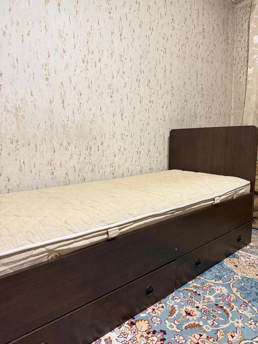 Продам кровать с матрасом. Цена — 10 000.