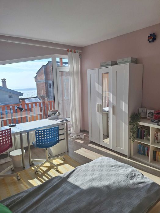 Двуетажна къща с озеленен двор