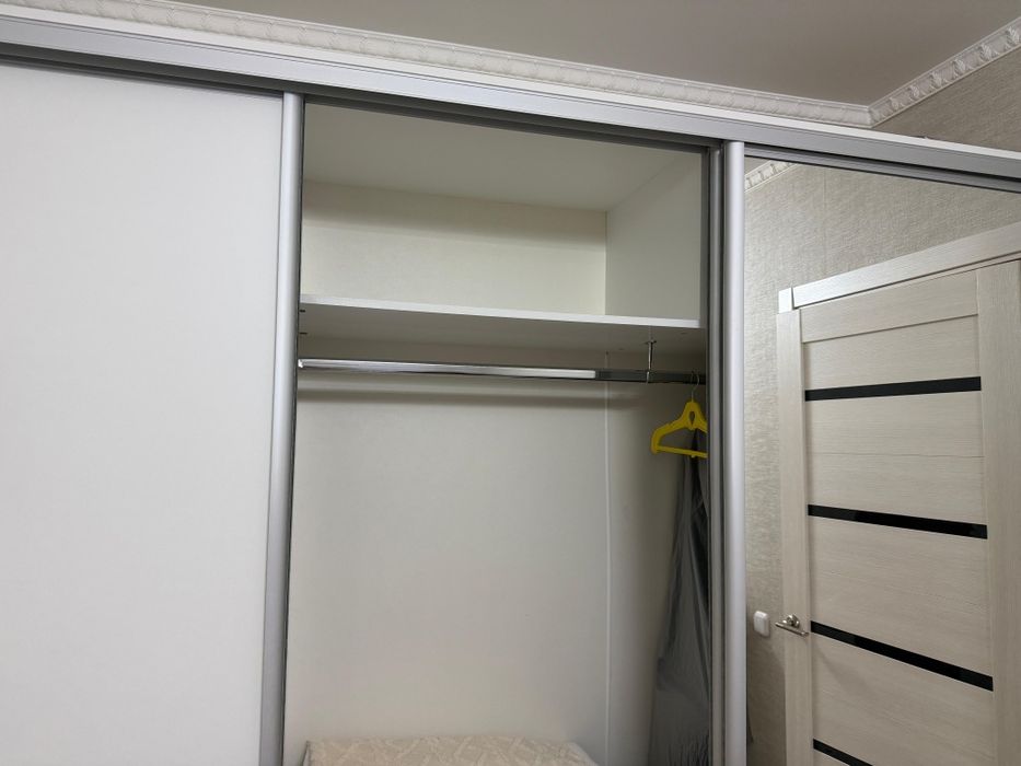 Продам шифоньер-купе бел