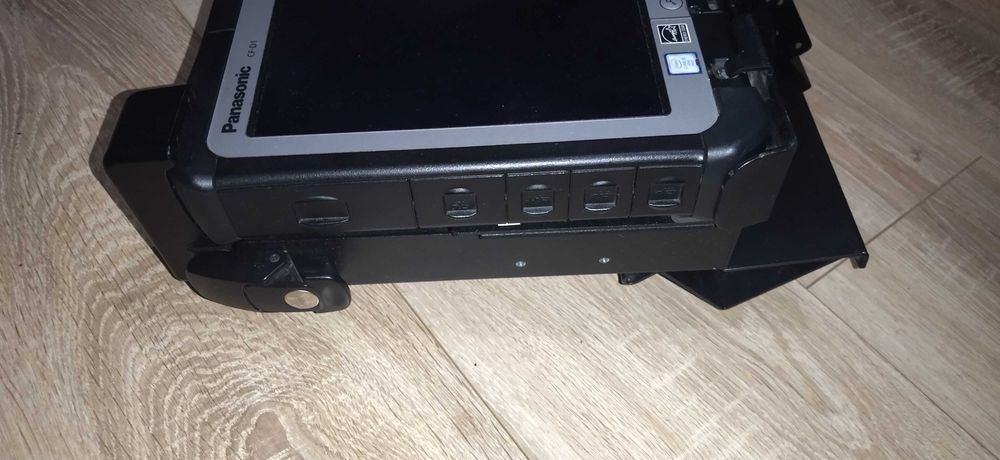 Panasonic CF-D1 rugget tablet/ dock- i5 / 8 ram/240 ssd / Win 10 pro