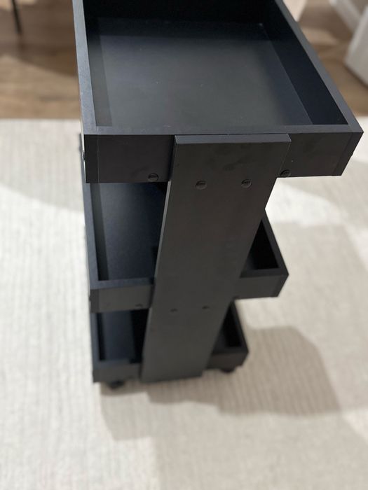 Деревянный стол для косметолога