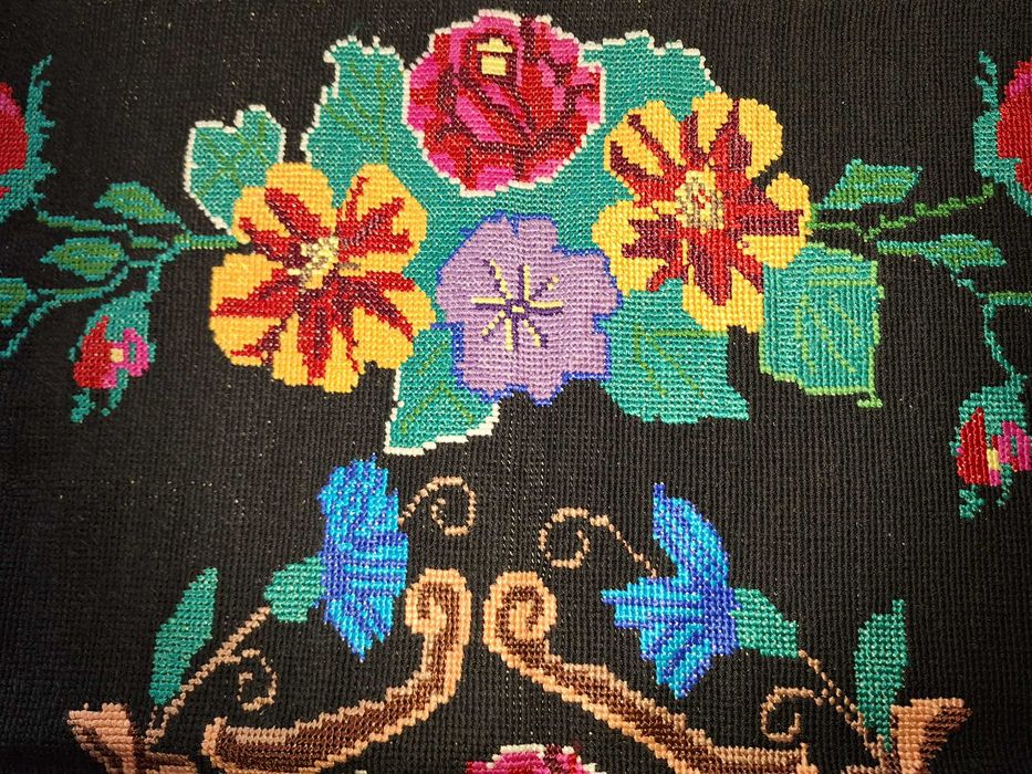 Tapiserie veche, cusută manual, cu motive florale stilizate 100x64cm