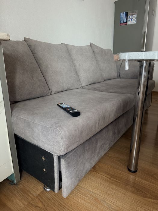 Продам угловой диван с креслом