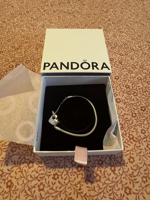 Продавам оригинална гривна “Pandora”.