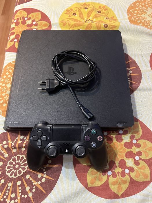 Vand PS4 Slim varianta de 1Tb (necesita hard disk)