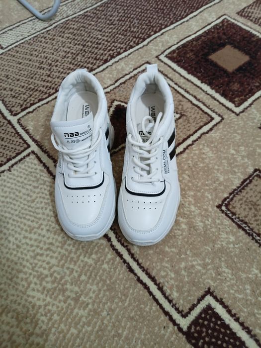 Продам красовки белые