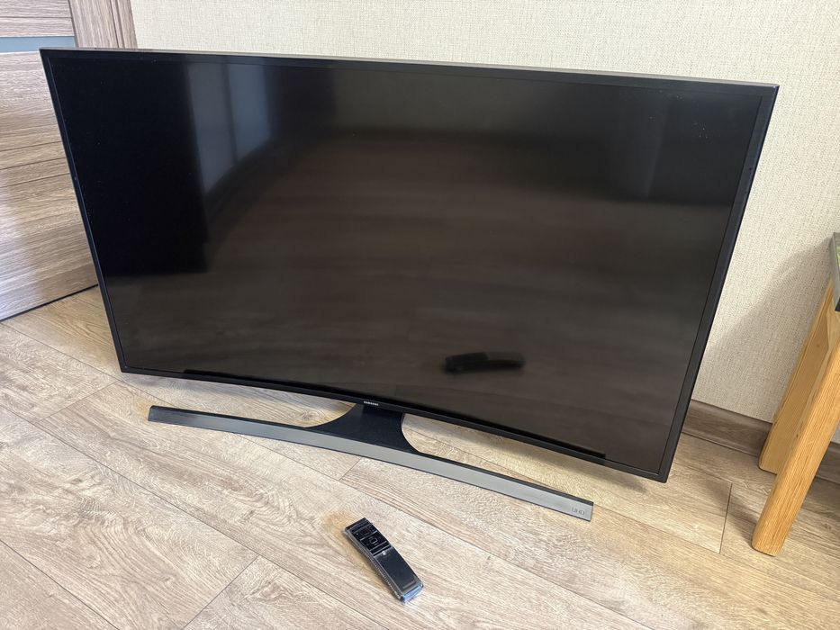 Продам изогнутый телевизор Samsung Smart TV