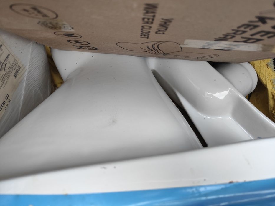 Продам унитаж с крышкой