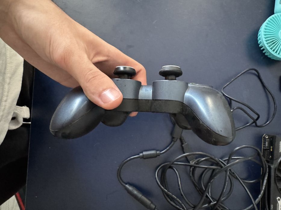 Vand doua controllere de calculator de Xbox