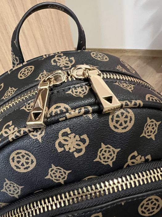 Раница Guess лека забележка