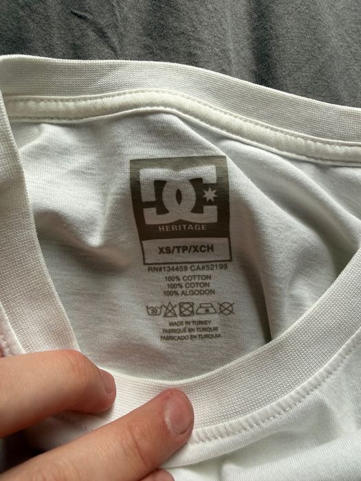 tricou alb cu sigla DC