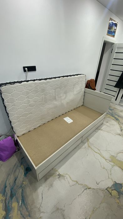 Кровать с матрасом