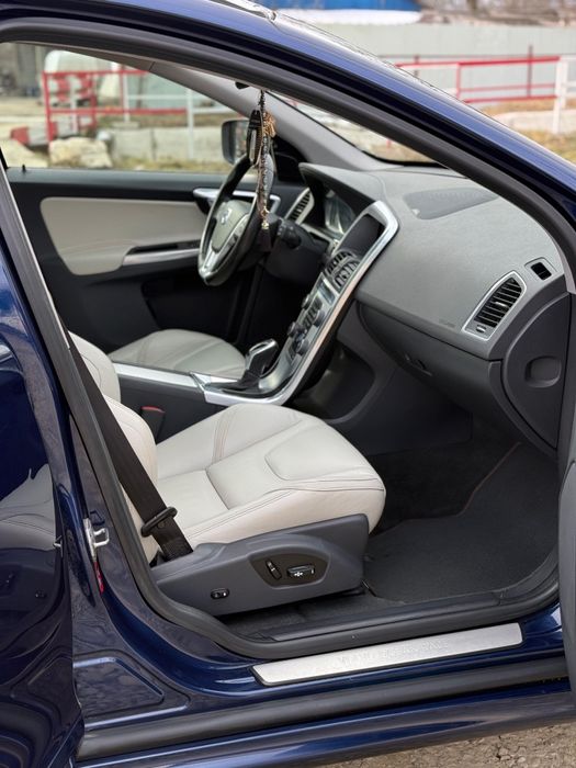 VOLVO XC60 D5 2.0 Diesel – 190 CP – Ocean Race – Automat