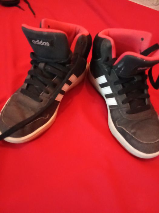 Vand mai multe perechi adidași