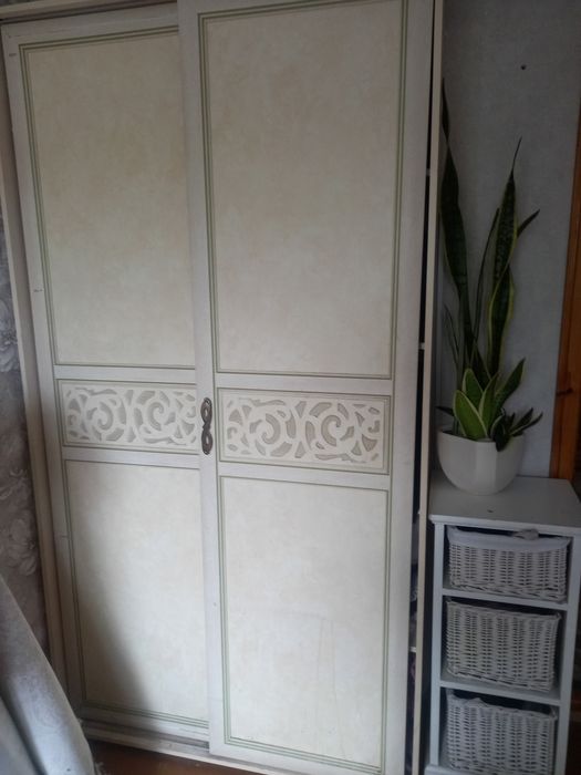 Продам прихожую,  шкаф, зеркало