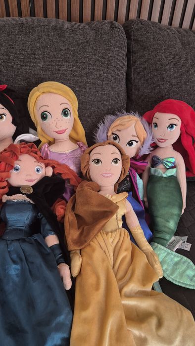 Големи кукли от Disney магазини