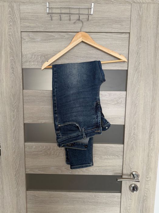 Дънки slim fit с изтъркан ефект