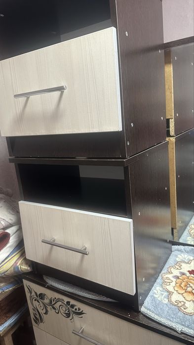 Продам комод с зерколом и 2 тумбочки