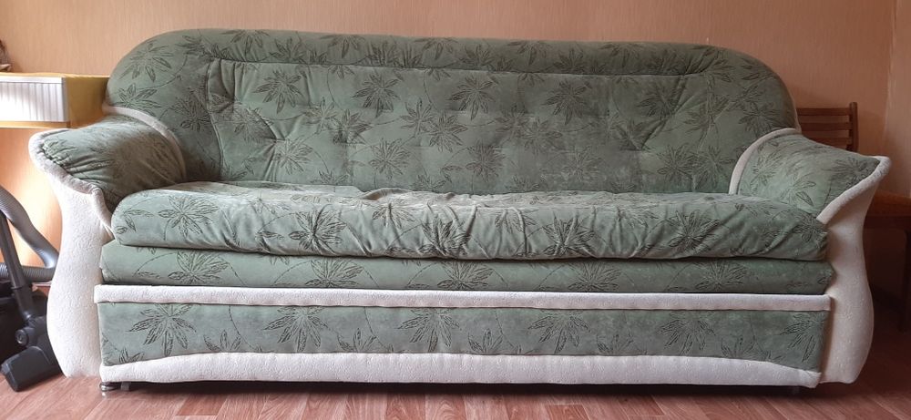Продаётся диван. Цвет светло зелёный
