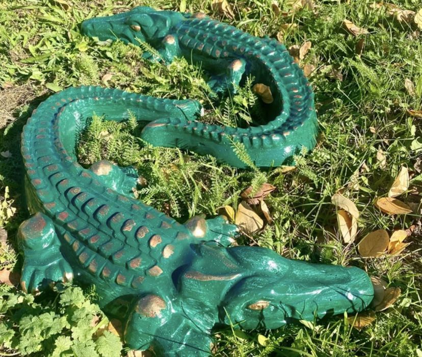 Скульптура из бетона крокодил