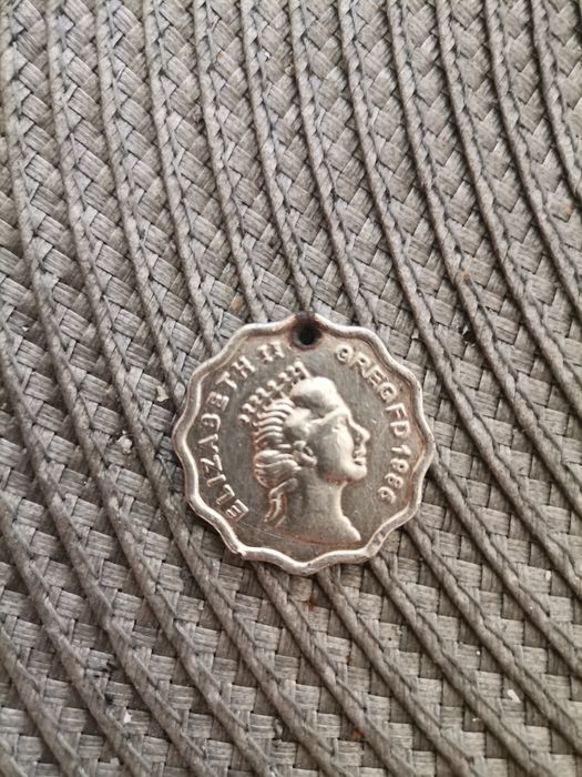 Monedă extrem de rară Regina ELIZABETA 2 cu 8 erori de fabrică