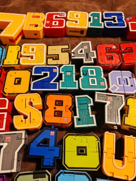 Продавам колекция от трансформиращи се цифри