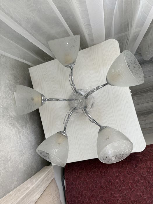 Продам люстру в отличном состоянии