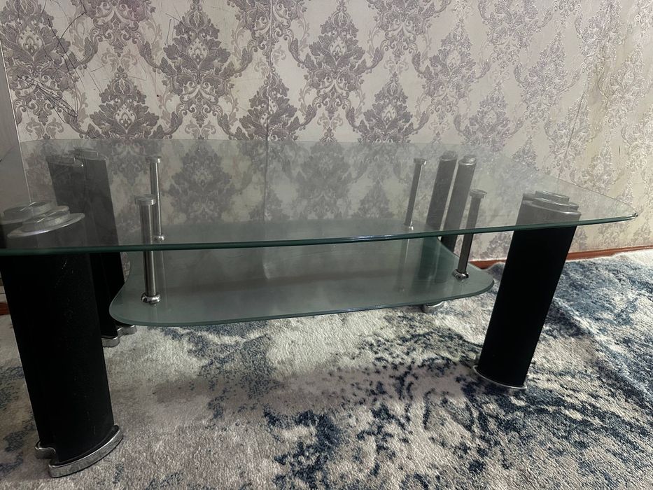 Продаеться,дешёвая журналний стол стеклянний  хорошим состояние