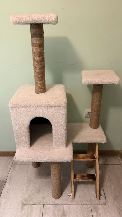 Катерушка за котки с драскалки за нокти
