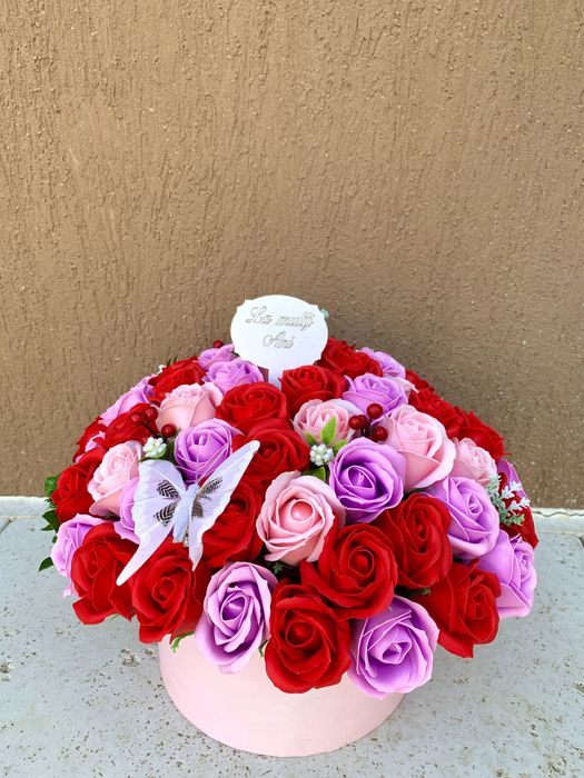 Ornament cutie cos cu flori de sapun trandafiri