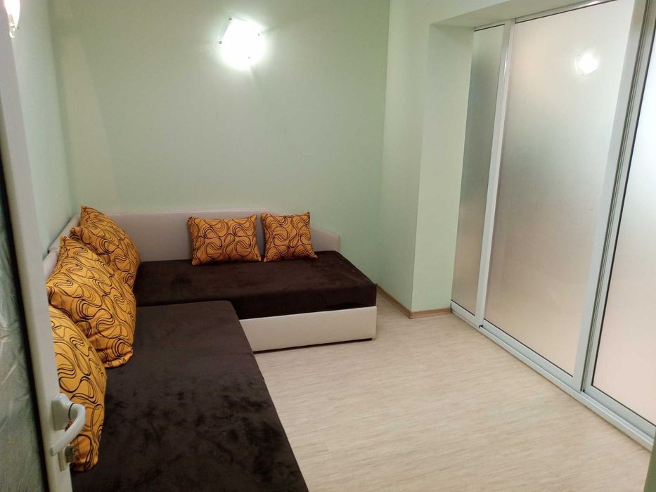 Дава се под наем Тристаен апартамент в Варна, Център - 94 кв.м за 820 € - Снимка #2