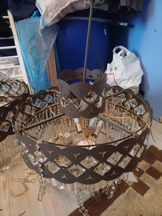 Acest produs este un candelabru de cristal decorativ, similar cu modelele de lux pentru săli de evenimente