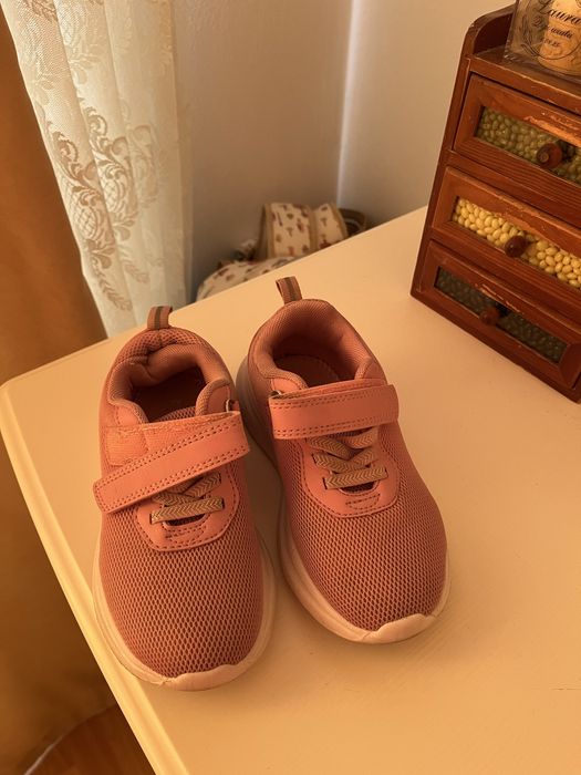 Кроссовки розовые 29