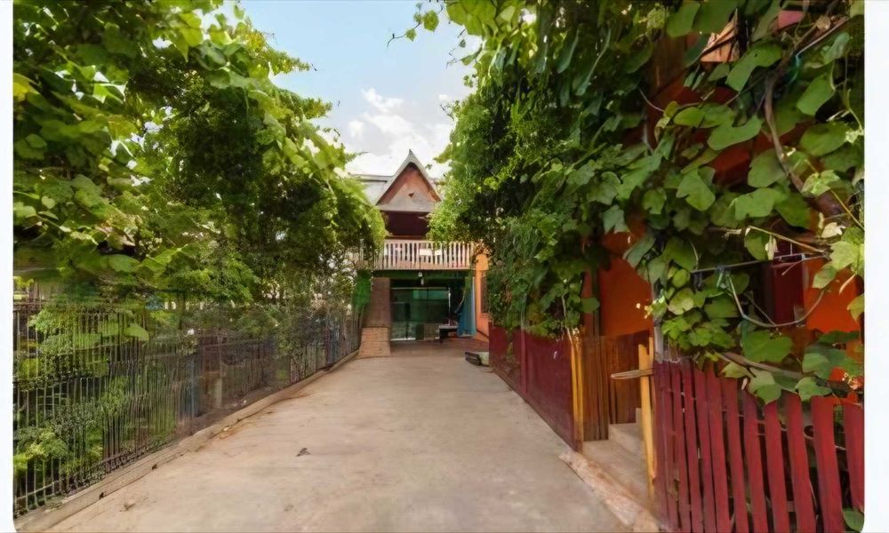 Casa cu teren de vanzare in Golesti (Stefanesti]