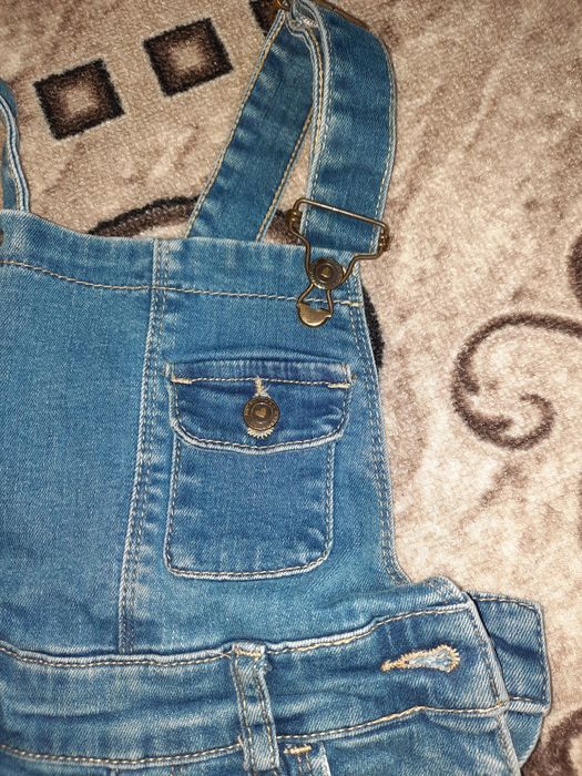 Стильные потёртые джинсы - комбинезон 5-6