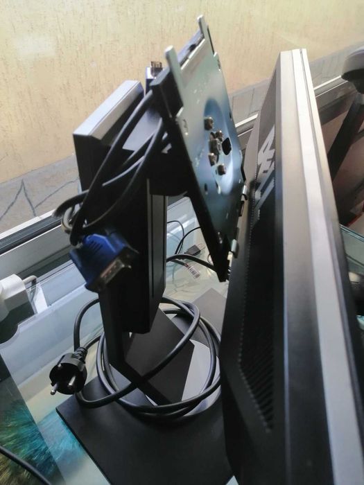 Dell монитор 19 инча. Ползван около 2 месеца само