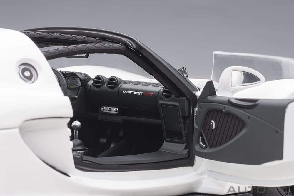 Autoart   Signiture  Henessy Venom GT  1:18