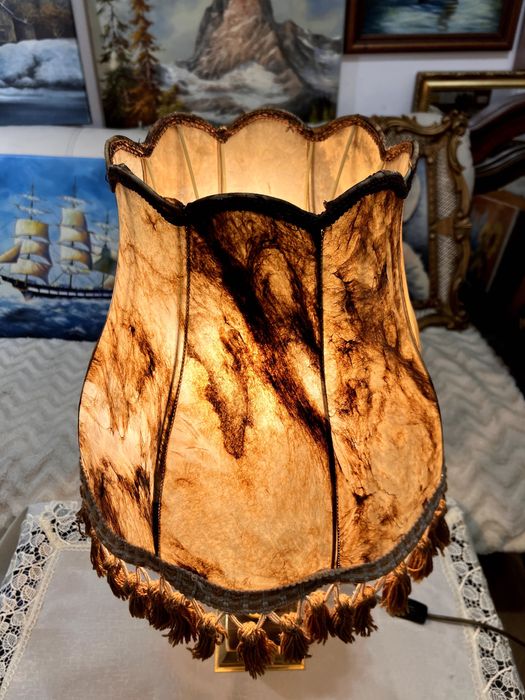 Lampă de masă realizata în stil victorian cu baza din onix si metal aurit.