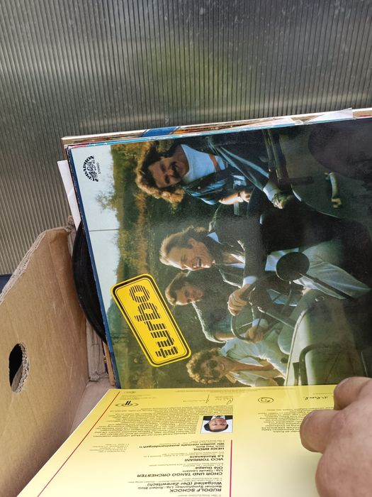 Vând colecție mare de viniluri, CD-uri și DVD-uri – originale, multe titluri