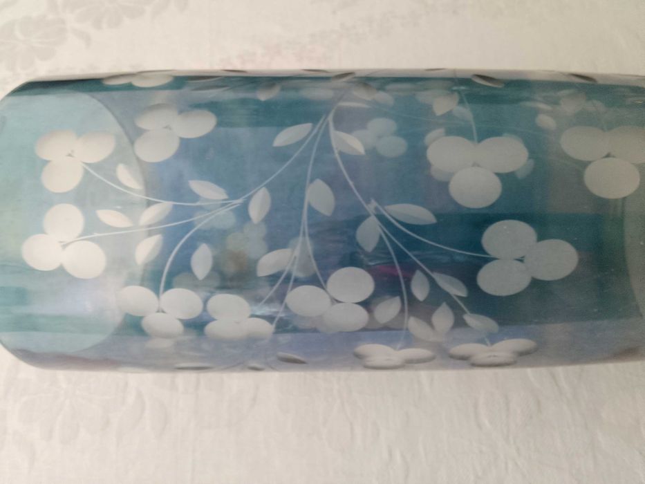 ретро синя стъклена- кристална ваза с гравирани цветя