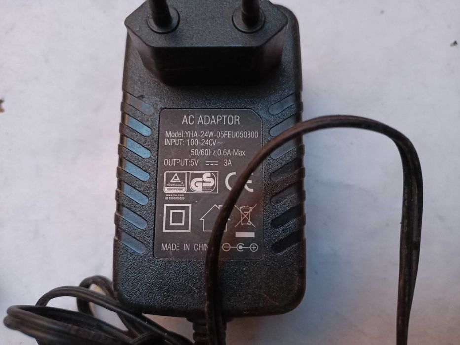Продам адаптер питания   5V--3A.