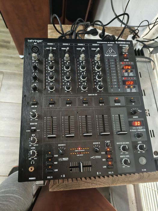 DJ миксер Behringer DJX-900
