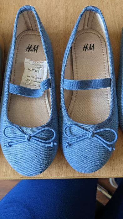 Vand pantofi H&M, noi, tip balerini, masurile  27, 28